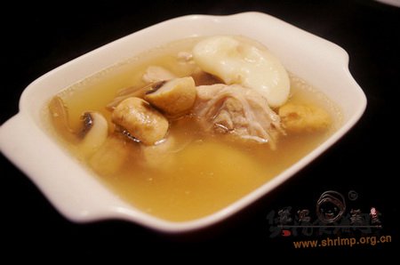 菱角蘑菇鲜鸡汤的做法