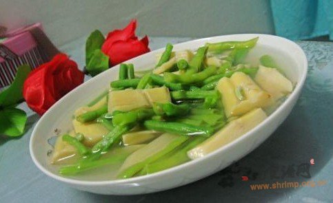 豇豆鞭笋汤的做法