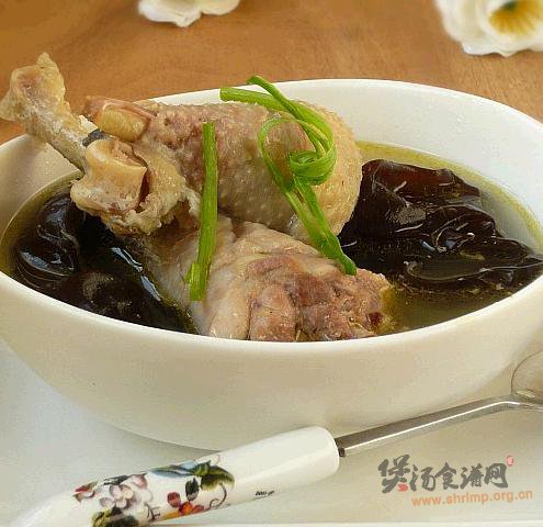 黑木耳炖鸡汤的做法