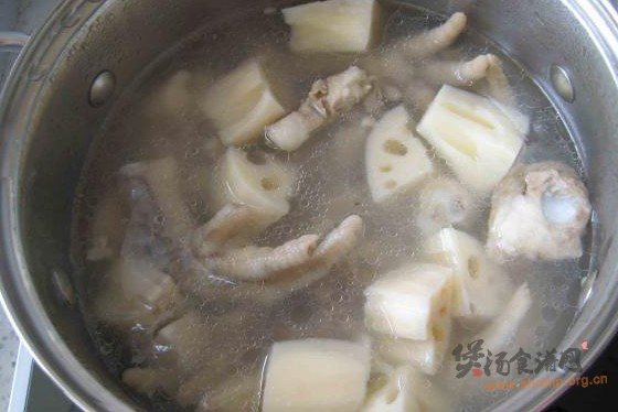 莲藕鸡爪猪骨汤的做法