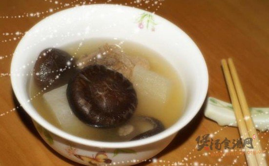 白萝卜香菇胡椒猪骨汤的做法