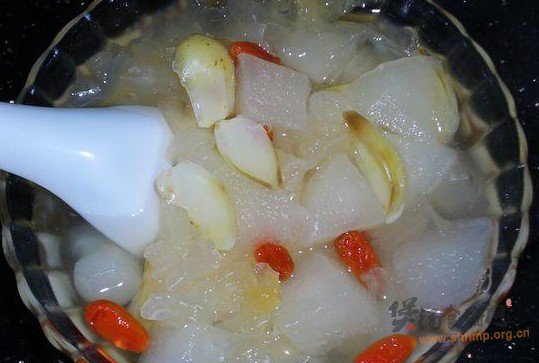 雪梨银耳百合汤的做法