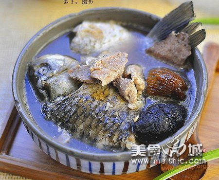 鲫鱼生地土茯苓汤的做法