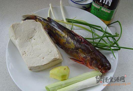 嘎鱼炖豆腐的做法