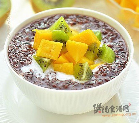 椰香黑米水果粥的做法