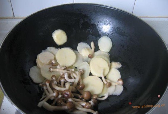 鸡毛菜土豆菌菇汤的做法