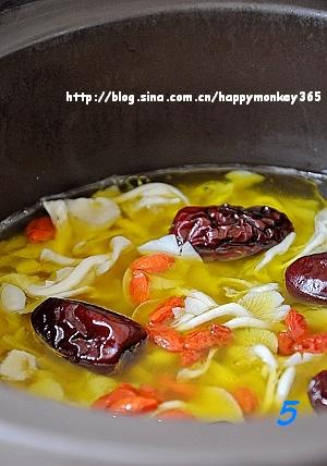 鲜菇红枣鸡汤的做法