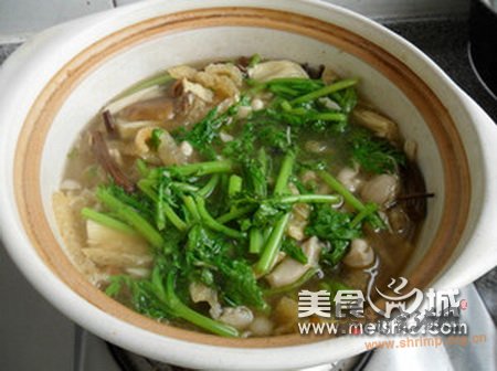 茼蒿菌菇汤的做法