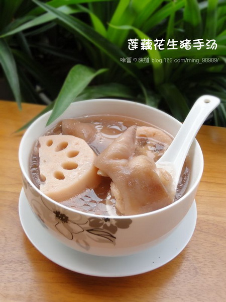 莲藕花生煲猪手的做法