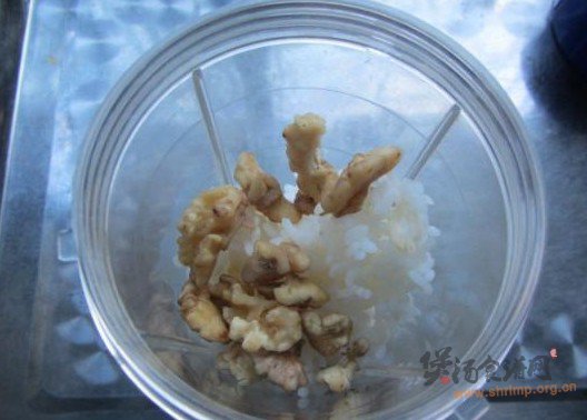 蛋奶核桃粥的做法