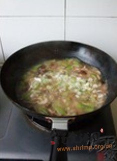 丝瓜肉片香菇汤的做法