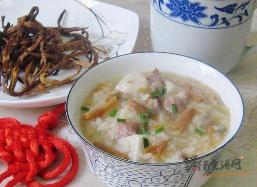 黄花菜咸肉粥的做法