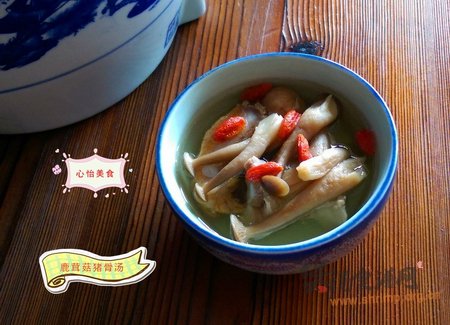 鹿茸菇猪骨汤的做法