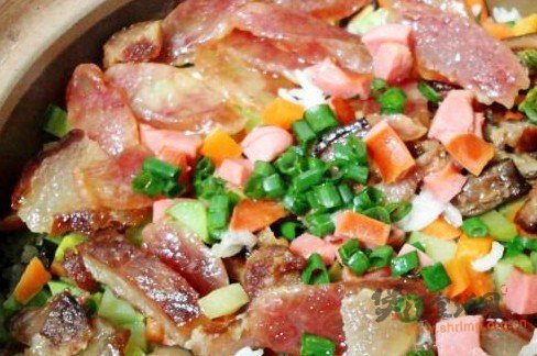 彩蔬腊味煲仔饭的做法