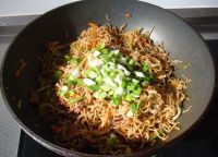 胡萝卜芹菜肉丝炒面的做法