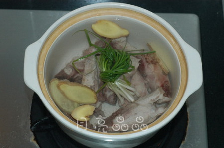 枸杞山药煲龙骨的做法