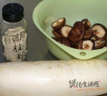 白萝卜香菇胡椒猪骨汤的做法