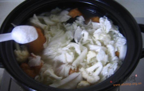 白菜油豆腐鱼丸汤的做法