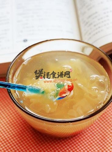 银耳莲子雪梨汤的做法
