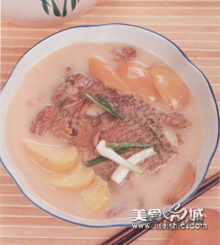 苹果核桃鲫鱼汤的做法