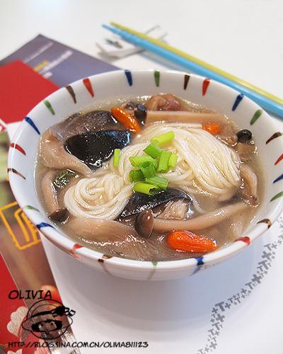 骨汤细面的做法