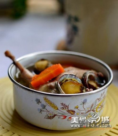 鲍鱼炖鹌鹑的做法
