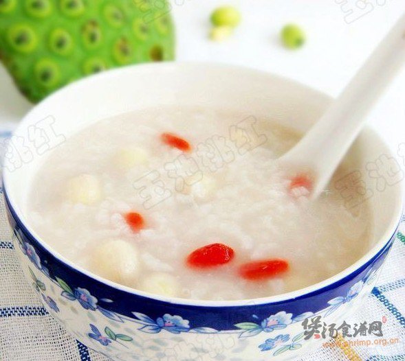 鲜莲子枸杞粥的做法