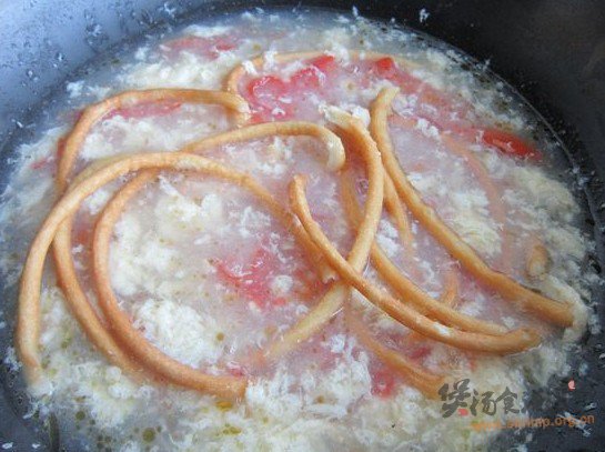西红柿鸡蛋馓子汤的做法