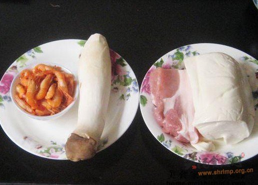 杏鲍菇鲥虾肉片豆腐汤的做法