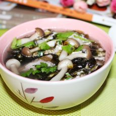蟹味菇紫菜肉片汤的做法 蟹味菇紫菜肉片汤的做法