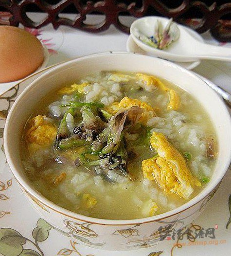 蚕豆花鸡蛋粥的做法