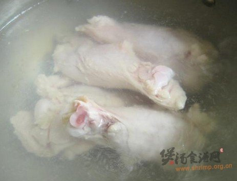 金针菇鸡腿汤的做法