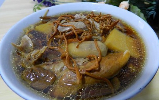 虫草花山药鸭腿煲的做法