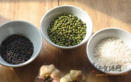 黑米绿豆百合粥的做法