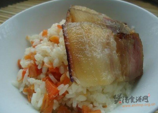 胡萝卜腊肉煲仔饭的做法