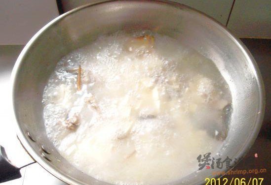 鲈鱼身骨豆腐汤的做法