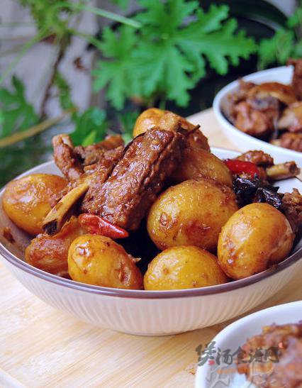 小土豆炖排骨的做法