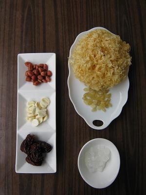 银耳莲子羹的做法