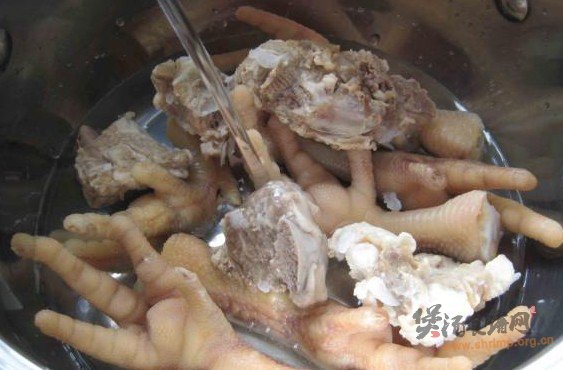 莲藕鸡爪猪骨汤的做法