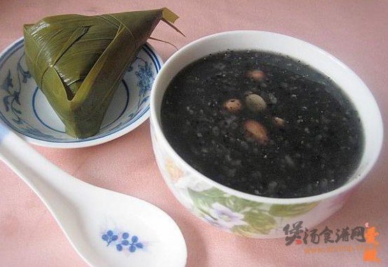 黑芝麻粽子粥的做法