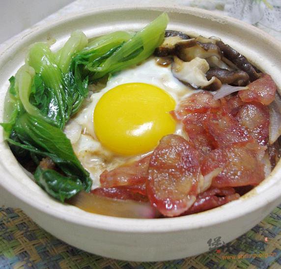 腊肠窝蛋煲仔饭的做法