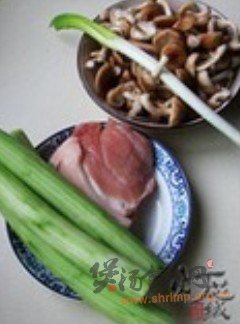 丝瓜肉片香菇汤的做法