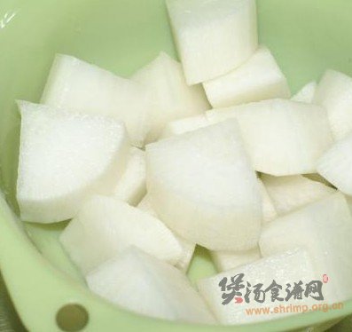 白萝卜香菇胡椒猪骨汤的做法