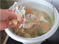 胡萝卜炖猪尾骨的做法