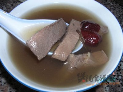 鸡骨草煲猪横利的做法