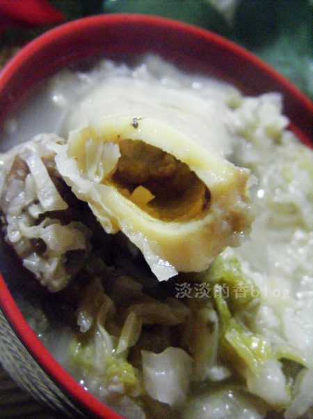 浓汤大骨炖酸菜的做法