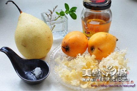枇杷雪梨银耳百合甜汤的做法
