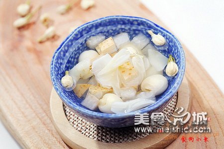 百合银耳雪梨润肺汤的做法