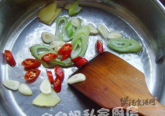 酸菜猪蹄煲的做法