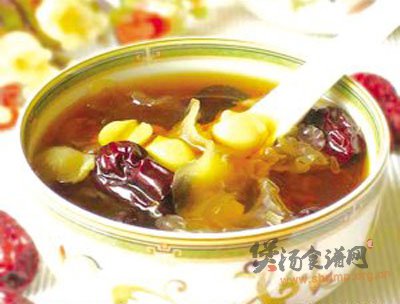 桃仁墨鱼汤的做法